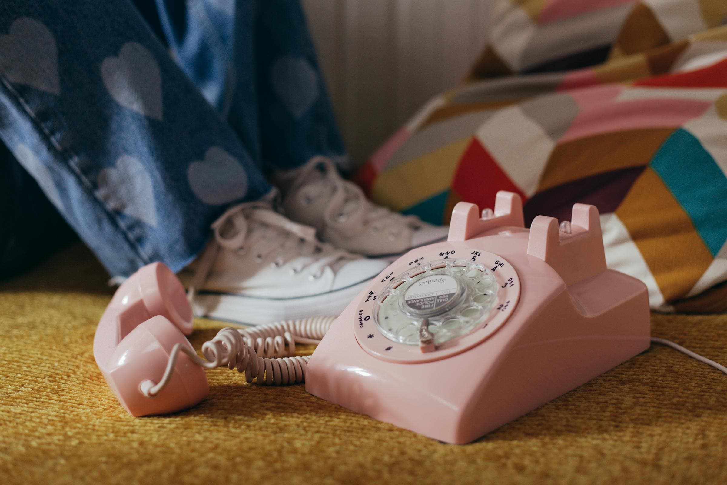 Retro pembe telefon — sesli anı köşesi